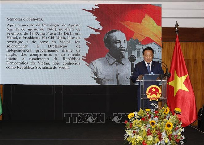 L'ambassadeur du Vietnam au Brésil, Bui Van Nghi, prend la parole à la cérémonie. Photo: VNA quoc khanh 1.jpeg