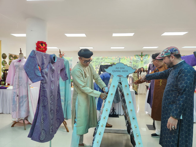 Des visiteurs à la Semaine en l’honneur de l’ao dài de Huê 2024. Photo : VNA vna_potal_thua_thien_-_hue_phat_dong_tuan_le_ao_dai_cong_dong_hue_2024_7446702.jpg