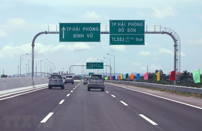 Développer des infrastructures synchrones et modernes est l'une des tâches clés de la Planification régionale du delta du fleuve Rouge. Photo : Vietnam+ 003.webp
