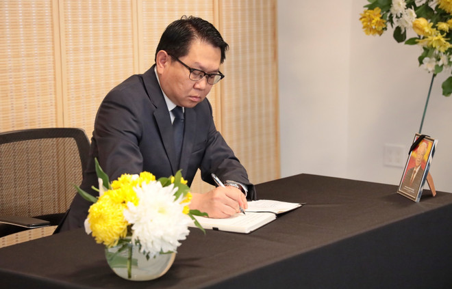 L'ambassadeur Anouparb Vongnorkeo, chef de la mission permanente du Laos auprès de l'ONU, écrit dans le registre de condoléances à la mission permanente du Vietnam auprès de l'ONU à New York (États-Unis). Photo : VNA my 1.jpg