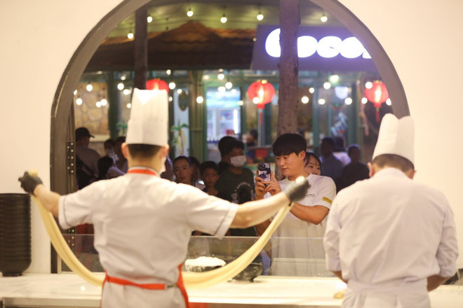 Des touristes sud-coréens apprécient le marché nocturne « Vui Phet » à Sunset Town, Phu Quoc. pq3.jpg