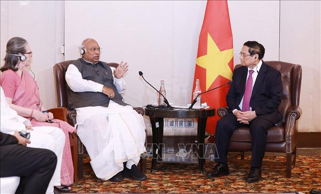 Le Premier ministre Pham Minh Chinh (droite) et le président du Congrès national indien (CNI), Mallikarjun Kharge. Photo: VNA dang-quoc-dai-020824.jpg