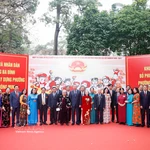 Le secrétaire général To Lam avec des électeurs au bureau de vote n° 2, quartier de Ba Dinh, Hanoï. Photo : Thong Nhat - VNA