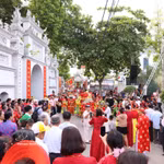 Des habitants des villages de Van Phuc (commune de Nam Phu, Hanoï) et de Nga My (commune de Thanh Oai, Hanoï) célèbrent avec enthousiasme le millénaire de leur alliance fraternelle. Photo : VNA