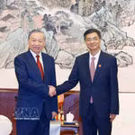 Le secrétaire général du Parti et président vietnamien, To Lam (gauche) et Chen Gang, secrétaire du Comité du Parti et président du Comité permanent de l’Assemblée populaire de la région autonome Zhuang du Guangxi. Photo : VNA