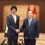 Pham Gia Tuc, membre du Bureau Politique, secrétaire et chef du Bureau du Comité central du Parti communiste du Vietnam, a reçu le 6 mars à Hanoï, l’ambassadeur de Singapour, Rajpal Singh. Photo : VNA