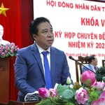 Nguyen Khac Toan élu président du Comité populaire de la ville de Huê. Photo : VNA