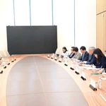 Le vice-Premier ministre permanent Nguyen Hoa Binh a tenu une séance de travail avec le gouverneur de la Banque centrale du Kazakhstan. Photo : VNA