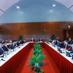 Les délégués tiennent des discussions en groupes. Photo : VNA