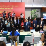 Le Premier ministre Pham Minh Chinh au Centre de presse du congrès. Photo : VNA