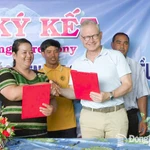 Mme Thi Khui, cheffe de la coopérative agricole d’anacarde biologique de Trang Co – Bu Lach, signe un accord de coopération pour l'achat de noix de cajou avec un représentant de la sarl Intersnack Vietnam. Photo : Journal Dong Nai