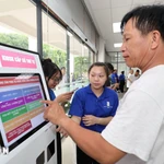 Des jeunes sont mobilisés pour soutenir les usagers au Centre de services administratifs de l'arrondissement de Thu Duc, à Hô Chi Minh-Ville. Photo : VNA