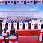 La cérémonie de lancement des travaux de construction simultanée d'écoles polyvalentes internes dans les communes frontalières terrestres. Photo : VNA