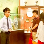 Un guide du Musée d'Histoire de Hô Chi Minh-Ville présente le musée aux visiteurs. Photo : https://hcmcpv.org.vn/