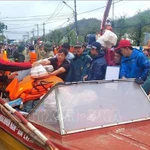 Des autorités de la province de Gia Lai acheminent nourriture et produits de première nécessité vers les zones inondées. Photo : VNA