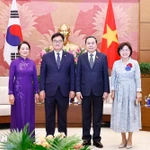 Le président de l'Assemblée nationale, Tran Thanh Man (gauche), et son épouse reçoivent en privé le président de l'Assemblée nationale de la République de Corée, Woo Won Shik, et son épouse. Photo : VNA