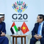 Le Premier ministre Pham Minh Chinh (droite) et le prince héritier d'Abu Dhabi, des Émirats arabes unis, Khaled bin Mohamed Al Nahyan. Photo : VNA