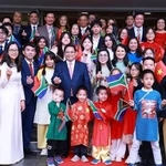 Le Premier ministre Pham Minh Chinh et son épouse rencontrent la communauté vietnamienne en Afrique du Sud. Photo : VNA