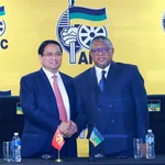Le Premier ministre Pham Minh Chinh a rencontré, dans l’après-midi du 21 novembre (heure locale), àJohannesburg , Fikile Mbalula, secrétaire général de l’African National Congress. Photo : VNA