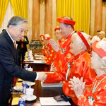 Le secrétaire général du Parti et président To Lam rencontre à Hanoï les personnes âgées exemplaires. Photo : VNA
