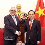Le ministre des Affaires étrangères Le Hoai Trung (droite) et le commissaire européen aux Partenariats internationaux Jozef Síkela. Photo : VNA