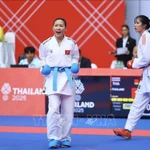 Les athlètes Hoang Thi My Tam, Dinh Thi Huong, Nguyen Thi Dieu Ly et Nguyen Thi Thu ont réalisé une excellente performance en battant la Thaïlande, hôte 2-0, pour remporter la médaille d'or le 14 décembre. Photo : VNA