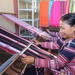 Une femme Ba Na du village de Xi Thoai tisse du brocart traditionnel. Photo : VNA.