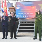 Remise symboliquement la somme mobilisée auprès de la population vietnamienne dans le cadre du Programme de collecte de fonds organisé par la Croix-Rouge vietnamienne. Photo : VNA