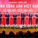 Le secrétaire général Tdu Parti To Lam et les responsables procèdent à la coupure du ruban inaugural. Photo : VNA