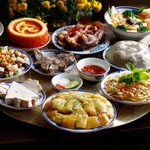 À l'approche du Nouvel An lunaire, les vidéos expliquant comment préparer les festins traditionnels du Têt reçoivent de plus en plus de « j'aime » et de commentaires. Photo : tienphong.vn