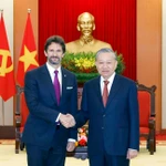 Le secrétaire général du Parti communiste du Vietnam (PCV) To Lam (droite) a reçu à Hanoï le vice-Premier ministre et ministre slovaque de la Défense, Robert Kaliňák. Photo : VNA