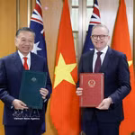 Le secrétaire général du Parti To Lam (gauche) et le Premier ministre australien Anthony Albanese échangent trois déclarations conjointes. Photo : VNA