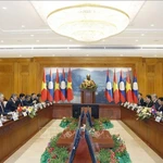 La rencontre entre le secrétaire général du Parti communiste du Vietnam, To Lam, et le président de l’Assemblée nationale lao, Saysomphone Phomvihane. Photo : VNA