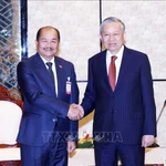Le secrétaire général du Parti communiste du Vietnam, To Lam, et Kikeo Khaykhamphithoune, président du Front lao pour l’édification nationale, à Vientiane. Photo : VNA