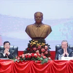 Le secrétaire général du PCV, To Lam (droite), a coprésidé à Vientiane, avec le secrétaire général du PPRL et président lao, Thongloun Sisoulith, une réunion consacrée à l’information sur les résultats du 14e Congrès national du PCV. Photo : VNA