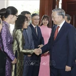 Le secrétaire général To Lam rencontre la communauté vietnamienne au Laos. Photo : VNA