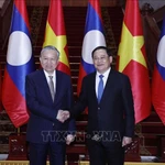 Le secrétaire général du Comité central du PCV, To Lam (gauche) et le Premier ministre lao, Sonexay Siphandone à Vientiane. Photo : VNA