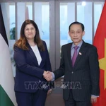Le ministre des Affaires étrangères Le Hoai Trung et la ministre des Affaires étrangères et des Expatriés de Palestine, Varsen Aghabekian Shahin, en visite officielle au Vietnam. Photo : VNA