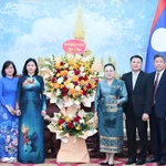 L’Union des femmes du Vietnam félicite le 50e anniversaire de la Fête nationale du Laos