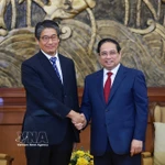 Le Premier ministre Pham Minh Chinh (droite) et l’ambassadeur du Japon au Vietnam, Ito Naoki à Thanh Hoa. Photo : VNA