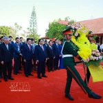 Le Premier ministre Pham Minh Chinh rend hommage au dirigeant historique Pham Van Dong. Photo : VNA