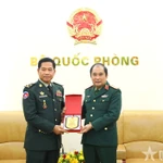 Le général de corps d’armée Phung Si Tan (droite), chef adjoint de l’État-major général de l’Armée populaire du Vietnam et le général Phorn Nara, secrétaire général du Comité national cambodgien des armes chimiques. Photo : VNA