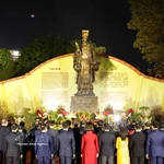 Le secrétaire général To Lam se rend pour offrir de l’encens au monument dédié à l’empereur Ly Thai To à Hanoï. Photo : VNA