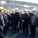 Le secrétaire général du Parti To Lam et le Premier ministre Pham Minh Chinh rendent visite aux cadres et aux ouvriers de la société par actions charbonnière Deo Nai - Coc Sau à Quang Ninh. Photo : VNA
