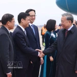 Le secrétaire général To Lam et une délégation l’accompagnant à l’aéroport d’Andrews (États-Unis). Photo : VNA