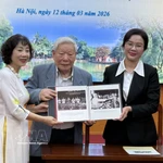 Des représentants de la famille de Trinh Hai offrent de précieuses photographies documentaires au site commémoratif du Président Ho Chi Minh au Palais présidentiel. Photo : VNA