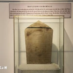 La stèle de Hoa Lai, trésor national, est exposée au Musée provincial de Khanh Hoa. Photo : VNA