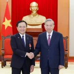 Le secrétaire général du Parti communiste du Vietnam To Lam (droite) a reçu, le 15 novembre à Hanoï, Kuroiwa Yuji, gouverneur de la préfecture de Kanagawa. Photo : VNA