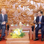 Le chef de la Commission centrale de la sensibilisation, de l’éducation et de la mobilisation des masses du Parti, Trinh Van Quyet, a reçu dans l’après-midi du 16 juin à Hanoï l’ambassadeur du Canada au Vietnam, Jim Nickel. Photo : VNA