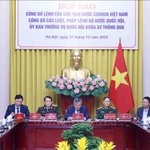 Le Bureau du président tient une conférence de presse pour annoncer l’Ordre présidentiel promulguant 14 lois et une ordonnance adoptées par la 15 e Assemblée nationale et son Comité permanent. Photo : VNA